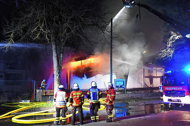 Ein Feuer in der Nacht auf Montag zerstörte die Friedenskirche in Singen komplett.