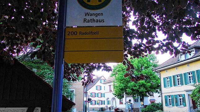 Der barrierefreie Umbau der Bushaltestellen in Wangen (Rathaus) und Öhningen (Enddorf) ruht bis die Höhe der Zuschüsse für die ...
