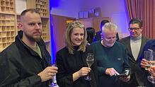 Anstoßen auf den Wahlerfolg: Das Mandat ist Diana Zimmer (Mitte) aus Pforzheim, die hier im Kreis von Parteifreunden feiert, schon dank ...