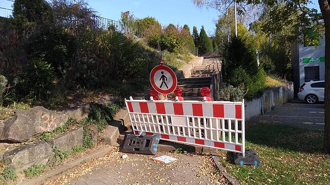 Eine Absperrung verdeutlicht: Für Fußgänger ist die Kolpingbrücke derzeit nicht zugänglich.