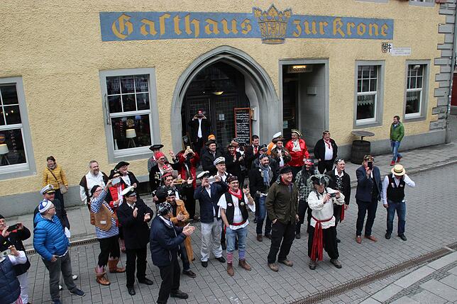 Sie kehren in der Krone ein und setzen dann in Anusch‘s Pub ihre derb-zotige Narretei fort.