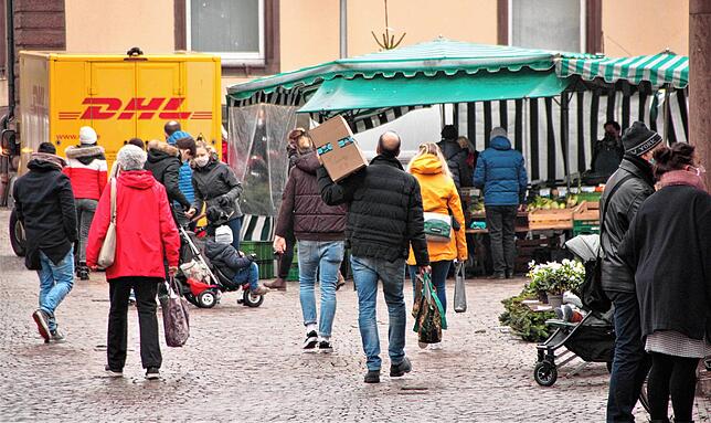 Auch der Markt am Münsterplatz schien nicht stärker besucht als üblicherweise. Der vermeitlich letzte Einkaufssamstag machte hier ...