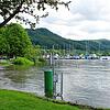 An der Einfahrt zur Fähre Konstanz-Meersburg warnen Schilder vor Hochwasser und mahnen zum Schrittfahren. Zusätzliche Rampen erleichtern ...
