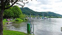 An der Einfahrt zur Fähre Konstanz-Meersburg warnen Schilder vor Hochwasser und mahnen zum Schrittfahren. Zusätzliche Rampen erleichtern ...