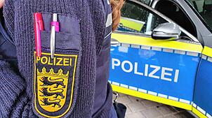 Bei einem Polizeieinsatz in Überlingen wurden zwei Beamte verletzt. Sie waren zu einem Beziehungsstreit gerufen worden. Das Bild ist ein ...