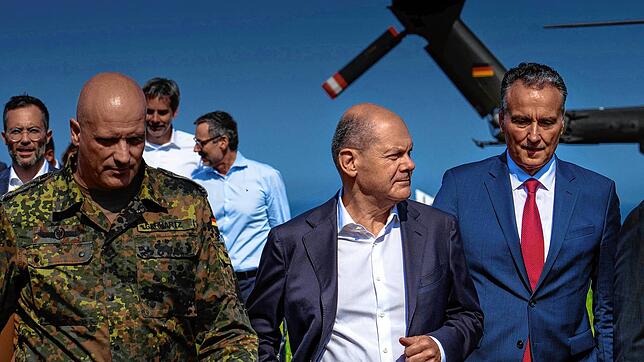 Nach der Landung des Bundeskanzlers in Todendorf, von links: Generalleutnant Ingo Gerhartz, Inspekteur (und damit ranghöchster Soldat) ...