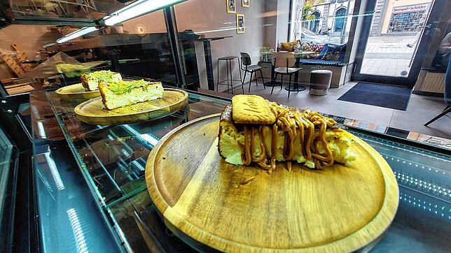 Die Torten und Kuchen haben als Topping jeweils noch die geschmacksgebende Komponente als Original: Hier das Lotus-Gebäck mit einer ...