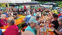 Das Bulldog- und Oldtimerfest in Harresheim profitiert vom guten Wetter. Hier zu sehen sind die vielen Gäste und das Blasorchester des ...