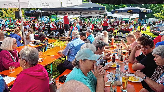 Das Bulldog- und Oldtimerfest in Harresheim profitiert vom guten Wetter. Hier zu sehen sind die vielen Gäste und das Blasorchester des ...