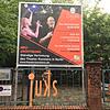 Ein großes Plakat in Berlin-Pankow weist auf die neue Ständige Vertretung des Konstanzer Theaters hin.