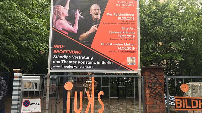 Ein großes Plakat in Berlin-Pankow weist auf die neue Ständige Vertretung des Konstanzer Theaters hin.
