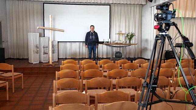 Mit dem Live-Stream kommt das Team um Pfarrer David Brunner (im Bild) dem Wunsch der Gläubigen nach Beistand und Normalität entgegen.