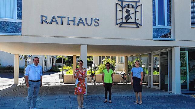 Genossenschaftliches Gesundheitszentrum im Blick (von links): Lottstettens Bürgermeister Andreas Morasch, die Parlamentarische ...