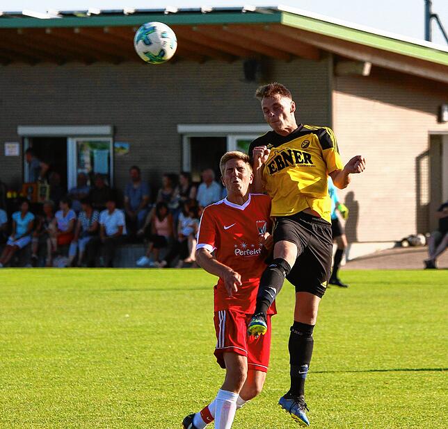 Ehrentor verpasst: Fabian Hilpert (links auf dem Archivbild, gegen Florian Menzel vom SV Nöggenschwiel) hätte das Debakel für den FC RW ...