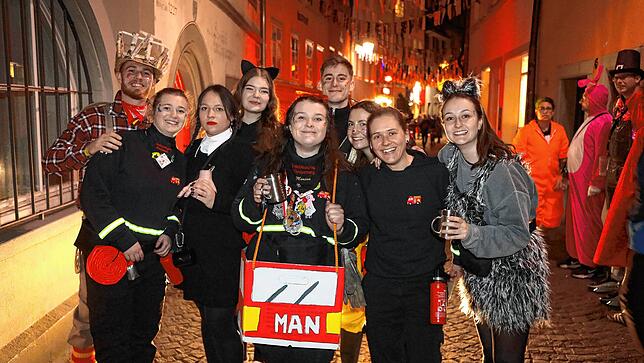 Bild 24: Buntes Treiben in der Niederburg &ndash; Hier sind die Hästräger und Schnurrgruppen unterwegs