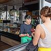 Verkauf über das Seitenfenster: Monika Pannu (links) von der Bäckerei Engelhardt musste am Freitagmorgen wegen eines Stromausfalls im ...