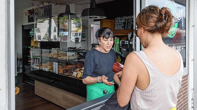 Verkauf über das Seitenfenster: Monika Pannu (links) von der Bäckerei Engelhardt musste am Freitagmorgen wegen eines Stromausfalls im ...