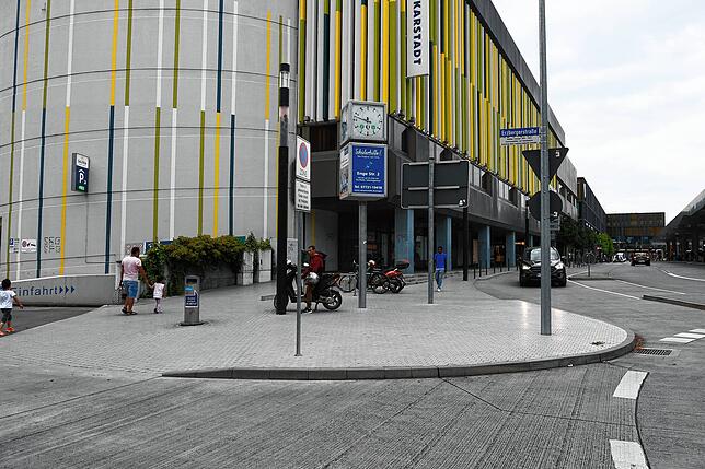 In diesem Bereich am Beginn der Erzbergerstraße hat die Polizei den Mann gefunden und kontrolliert.