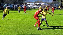 Nico Anders (vorn) vom FC Pfaffenweiler behauptet gegen einen Gästespieler von Dettingen-Dingelsdorf geschickt den Ball.
