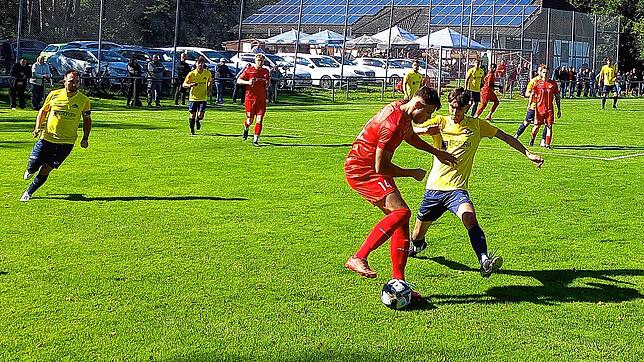 Nico Anders (vorn) vom FC Pfaffenweiler behauptet gegen einen Gästespieler von Dettingen-Dingelsdorf geschickt den Ball.