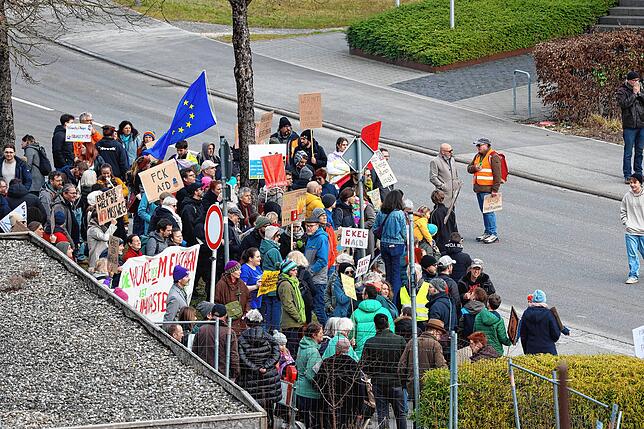 Viele der Demonstranten hatten Plakate und Fahnen dabei.