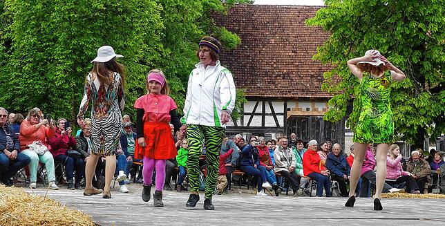 Mit einer hinreißenden Modenschau mit Kleidung aus dem Kaufhaus begeisterte das Museumsteam die Besucher.