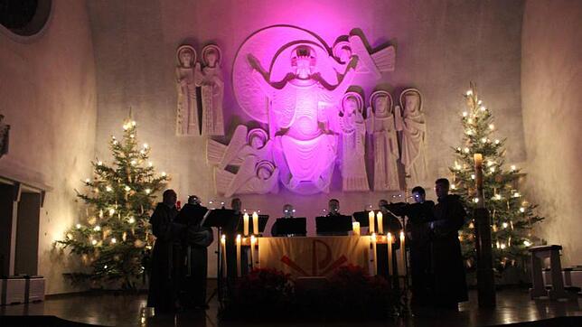 Eine mystische Stimmung entstand in der Pfarrkirche St. Laurentius nicht nur durch den Gesang der Gregorian Voices, sondern auch durch ...
