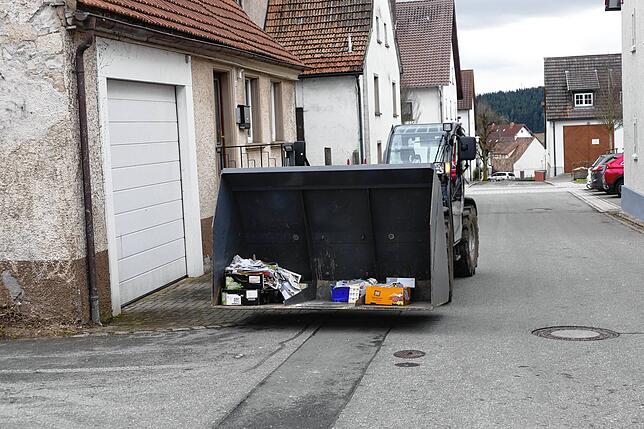 Letztmals ist das Altpapier in der Ladeschaufel des Traktors gestapelt. Die Altpapiersammlungen in Fürstenberg finden in Zukunft gemäß ...