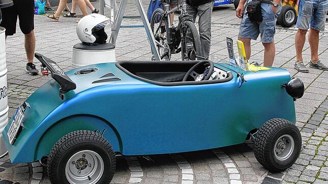 Mini-Hot-Rods sehen aus wie motorisierte Seifenkisten. Das Foto entstand im Sommer bei einem Aktionstag in der Singener Innenstadt. ...