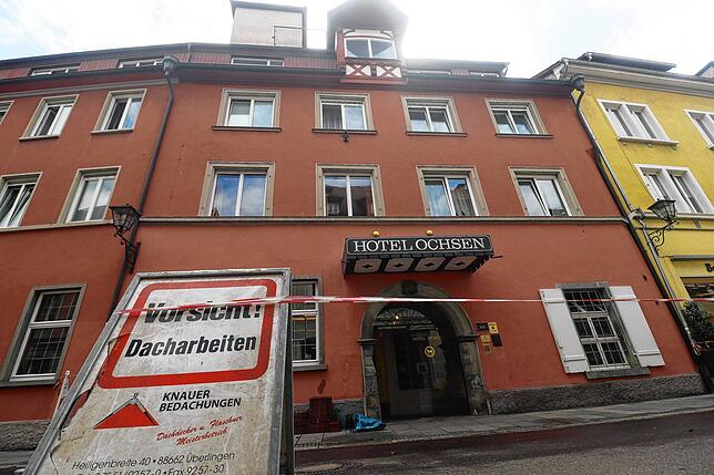 Der Eingangsbereich des Hotel Ochsen in Überlingen ist am Mittwochnachmittag kurzzeitig gesperrt, weil das Dach nach einem ...