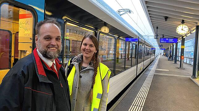 Björn Oeschger, Leiter Zugpersonal und Kundendienst, und SBB-Streckenmanagerin Alexandra Bernauer auf dem Bahnsteig in Schaffhausen, ...