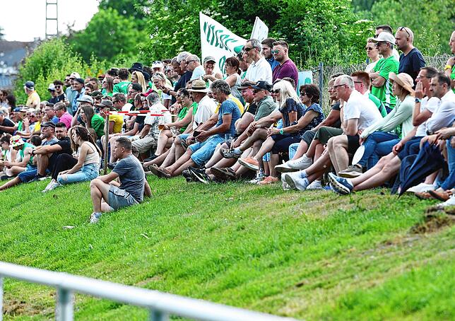 Sehr gut besucht ist die letzte Partie der Landesliga.