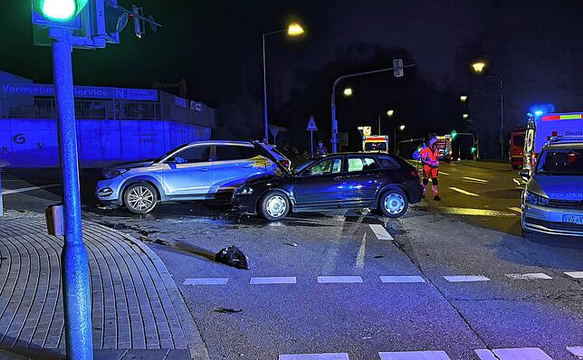 Die kommunale Polizeibehörde ist zufällig vor Ort und hilft den Beamten, die Einsatzstelle abzusichern und den Verkehr zu leiten.
