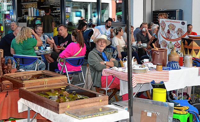 Bild 15: Reges Treiben auf dem Flohmarkt in Markdorf
