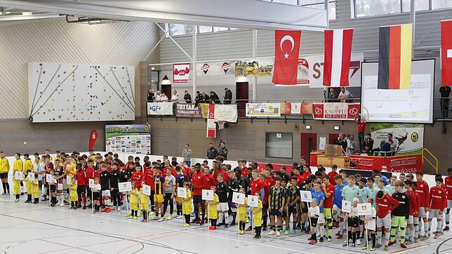 Viel Beifall erhalten die 15 teilnehmenden Mannschaften beim Internationalen Blumberger Eichberg bei ihrer Präsentation in der ...
