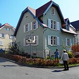 Renovierte Häuser in der Winkelstraße, die den Charme der über 100 Jahre alten Gebäude erhalten haben.