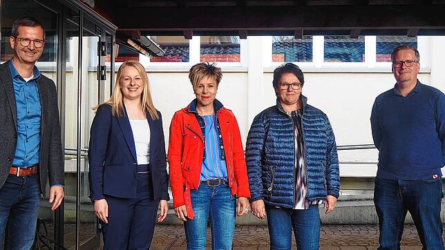 Sie stehen hinter dem neuen Internetauftritt von Mühlhausen-Ehingen (v.l.): Bürgermeister Patrick Stärk, Stephanie Marquardt (hitcom) ...