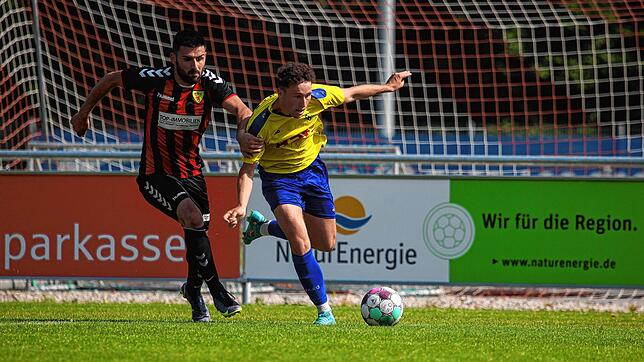 Nach der Niederlage gegen den FSV Rheinfelden (links Eren Salli) benötigt die Spvgg. F.A.L. (rechts Timo Senn) gegen den FV RW ...