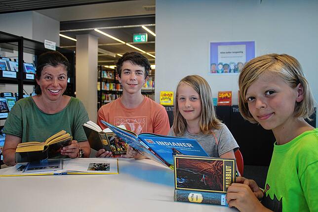 Sie lesen für den SÜDKURIER in einen Winnetou-Band rein: Maria Jocham (v.l.), Fabian Hartmann (14), Alva Jocham (9) und Jasper Jocham ...