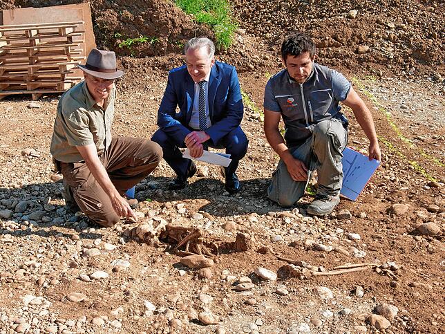 Kreisarchäologe Jürgen Hald, Engens Bürgermeister Johannes Moser und Andreas Gutekunst von der Grabungsfirma Archaeo Task (von links) im ...