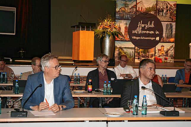 Klinik-Geschäftsführer Matthias Geiser (links) berichtet im Gemeinderat von Villingen-Schwenningen.
