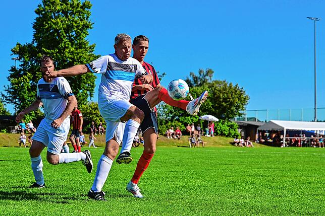 Die Spieler beider Mannschaften gaben alles. Hier ein spannendes Duell zwischen Tennenbronn (in weiß) und Freiburg.