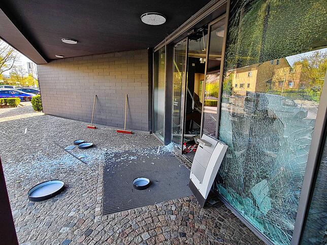 Bild 18: Sprengung der Filiale der Volksbank Hochrhein in Albbruck: Erdrückende Bilder vom Tatort
