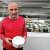 Marketing-Koordinator Irfan Cüven zeigt eine ausfaltbare Backform aus Karton. Eine der Spezialitäten des Singener Unternehmens Pawi ...
