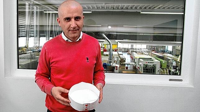Marketing-Koordinator Irfan Cüven zeigt eine ausfaltbare Backform aus Karton. Eine der Spezialitäten des Singener Unternehmens Pawi ...