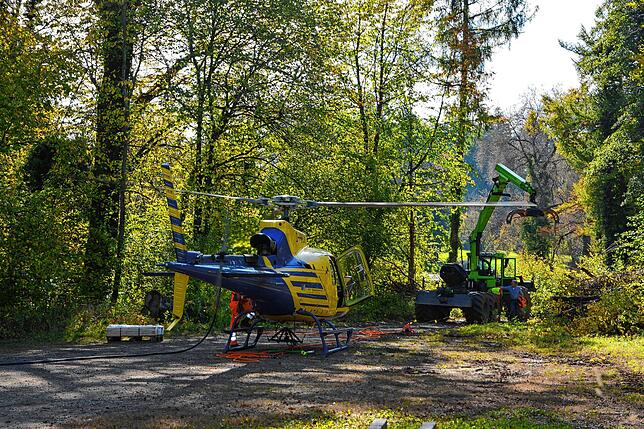 Der Hubschrauber auf dem gesperrten Parkplatz bei der Marienschlucht.