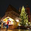 Münster, Weihnachtsbaum und geschmückte Büdchen sorgen für festliche Atmosphäre auf dem Markt &ndash; hier im Jahr 2019.