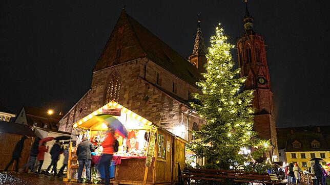 Münster, Weihnachtsbaum und geschmückte Büdchen sorgen für festliche Atmosphäre auf dem Markt &ndash; hier im Jahr 2019.