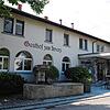 Der Gasthof Kranz in Nack heute, mit dem Brunnen aus dem Jahr 1837.