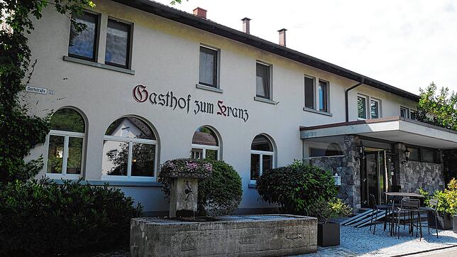 Der Gasthof Kranz in Nack heute, mit dem Brunnen aus dem Jahr 1837.
